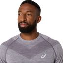 Asics Men's Seamless SS Top Lavender Grey/Indigo Fog เสื้อวิ่งผู้ชาย 4
