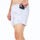 Training Lab Men's 4” Flow+ Shorts White/Grey กางเกงวิ่งน้ำหนักเบา 5