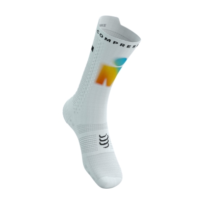 Compressport Pro Racing Socks V4.0 Bike 360 Print - Ironman 2025 - L1 White/Sunrise (ถุงเท้าปั่นจักรยาน Ironman Edition)