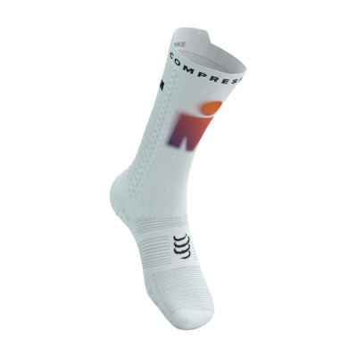 Compressport Pro Racing Socks V4.0 Bike 360 Print - Ironman 2025 - L1 White/Sunset (ถุงเท้าปั่นจักรยาน Ironman Edition)