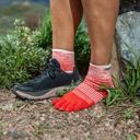 Injinji Women's Trail Midweight Mini Crew Hibiscus ถุงเท้าแยกนิ้ว สำหรับเท้าผู้หญิง 3