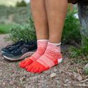 Injinji Women's Trail Midweight Mini Crew Hibiscus ถุงเท้าแยกนิ้ว สำหรับเท้าผู้หญิง 5