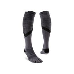 Injinji Trail Midweight Over the Calf Granite ถุงเท้าแยกนิ้ว (สูงถึงใต้เข่า)