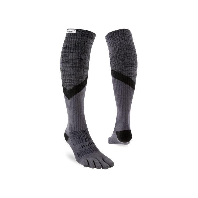 Injinji Trail Midweight Over the Calf Granite ถุงเท้าแยกนิ้ว (สูงถึงใต้เข่า)